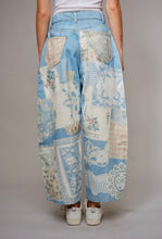 Load image into Gallery viewer, DENIM BARREL LEG JEAN 
